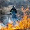 В Красноярске и окрестностях из-за массовых палов травы загорелись дома и погиб человек. На борьбу с огнем подняли вертолеты