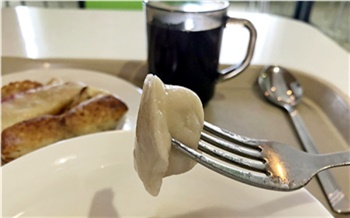 «Мясо с хрящами и уксус из-под полы — но задёшево»: чем кормят в красноярских пельменных?