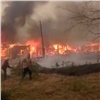 «Улица Бограда горит практически вся»: появились видео страшного пожара в Уяре