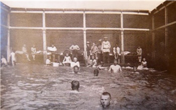 «По лесенке в купальню прямо в Енисее»: как раньше красноярцы от жары спасались