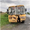 Школьный автобус врезался в иномарку и снес электроопору на трассе в Красноярском крае 