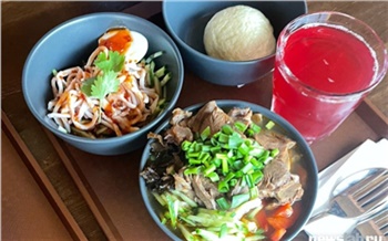 «Хлебнуть фо-бо под крышей из опилок»: стоит ли идти в лапшичную «Панда и гусь» на Свободном? 