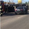 В Красноярске на Северном шоссе перевернулся грузовик