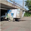 Фургон застрял под мостом на красноярском Татышеве
