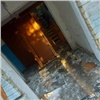 В жилом доме в Лесосибирске при загадочных обстоятельствах выломало подъездную дверь 