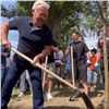 Губернатор Александр Усс вместе с хоккеистами высадил яблони на новой аллее острова Татышева (видео)