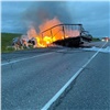 В ДТП с загоревшимися грузовиками на западе Красноярского края погибли два человека (видео)
