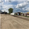 Возле новой школы на Бугаче в Красноярске начали строить дорогу 