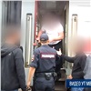 «Напал на официантку и пассажира»: в Красноярском крае с поезда сняли дебошира