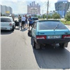 В Советском районе Красноярска водитель «Лады» решил проехать между рядами и разбил два Subaru (видео) 