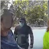 В Красноярске дерзкий грабитель в маске средь бела дня сорвал цепочку с женщины (видео)