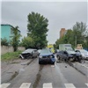 На правобережье Красноярска погиб пассажир выехавшего на встречную полосу «Рено». Еще два человека в больнице (видео)