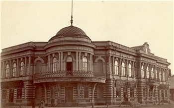 Страсть к ренессансу, визит цесаревича и делёжка наследства: прошлое и будущее здания «Детского мира» в Красноярске