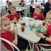 «Новинки в меню и горячая линия»: красноярским родителям рассказали об организации питания школьников с 1 сентября