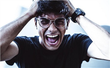 «Умерла любимая бабуля»: как мошенницы обдирают доверчивых сибиряков-мужчин