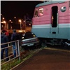 Поезд протаранил «Тойоту» молодого нарушителя на правобережье Красноярска 
