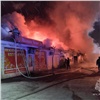 Огонь уничтожил 16 торговых павильонов в Минусинске (видео)