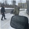 «Что-то в очереди не поделили»: в Красноярске на заправке произошла массовая драка водителей (видео)