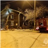 В Красноярске несколько часов тушили горящий брусовой дом на Удачном