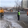 В Красноярске на улице Калинина из-за прорыва трубы могут ограничить движение