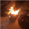 Внедорожник и два кроссовера пострадали при пожаре во дворе на правобережье Красноярска (видео)
