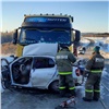 Четыре человека погибли при столкновении легковушки и грузовика на федеральной трассе в Красноярском крае 