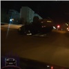 В Красноярске нетрезвая автоледи врезалась в ограждение и перевернулась (видео)