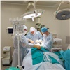 Хирурги красноярской БСМП 4 часа извлекали из челюсти пациентки опасный для мозга протез