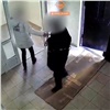 В красноярском Солнечном подозрительный мужчина преследует женщин в подъездах. Полиция начала его поиски (видео)