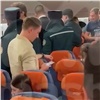 Самолет Бангкок-Москва посадили в Самарканде из-за дебоша «сына красноярского губернатора» и беременной пассажирки (видео)