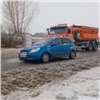 В Красноярске на Северном шоссе прорвало трубу. Вода затопила дорогу (видео)