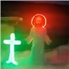 Житель кемеровского села соорудил статую Иисуса из снега и поставил рядом светящийся крест