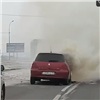 «Пежо» загорелся на Северном шоссе в Красноярске: на месте образовалась пробка (видео)