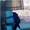«Заявление в полицию уже написано»: в Красноярске вандалы устроили беспорядок в лифте (видео)