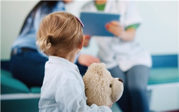 «Я работаю мамой»: как устроена служба больничных нянь для сирот в Красноярске