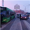 В Красноярске две иномарки столкнулись с маршруткой