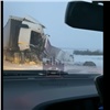 На трассе в Красноярском крае столкнулись три грузовика. Есть погибшие (видео)