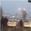 В Красноярске на дороге произошла потасовка между водителем и пешеходом (видео)