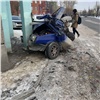 На правобережье Красноярска автокран смял ВАЗ об дом