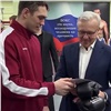 Красноярский боксер Марк Петровский подарил Александру Уссу свои победные перчатки (видео)