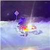 Сильно пьяный водитель снегохода пытался по асфальту уехать от полицейских в Ачинске (видео)