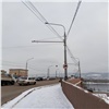 На красноярском Коммунальном мосту монтируют провода для троллейбусов