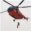 В Красноярском крае лесные пожарные учатся спускаться с вертолета с помощью специального снаряжения