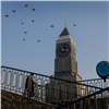 Главные городские часы поздравляют красноярцев с годовщиной Универсиады (видео)