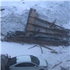 В Норильске штормовым ветром сорвало крышу дома (видео)