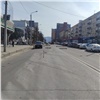 В центре Красноярска внедорожник сбил перебегавшую дорогу школьницу (видео)
