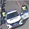 В Красноярске пьяный водитель не смог уехать и убежать от полицейских (видео)