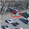 В Октябрьском районе Красноярска ассенизаторская машина сбила пожилого пешехода (видео)