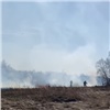 На юге Красноярского края загорелось более 21 га сухой травы (видео)