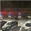 В Красноярске пьяный водитель на «Ладе» перевернулся на парковке и пытался убежать от полиции (видео)